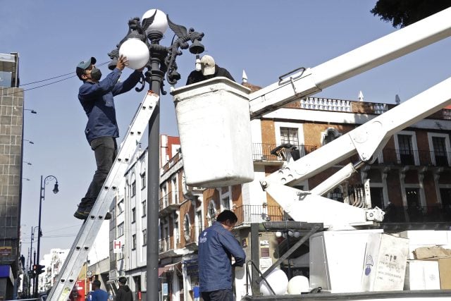 “Pelean” 6 firmas contrato de 732 mdp por alumbrado y semaforización en la capital