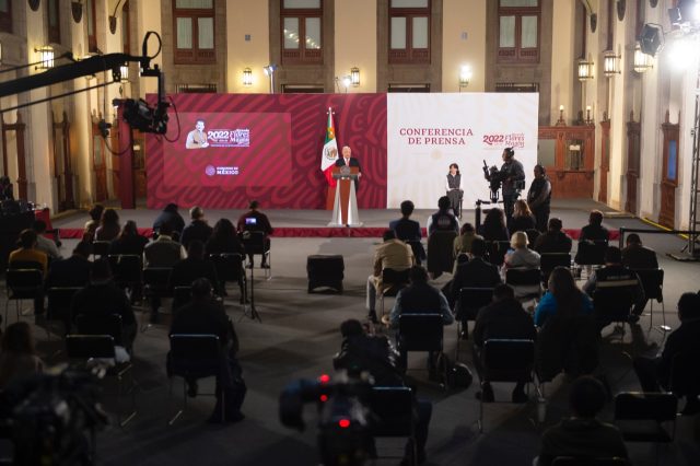 Felicita AMLO “actitud responsable” de mujeres en marcha por 8M