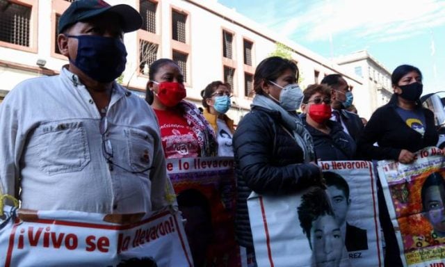 «Nos vieron la cara 3 años», enojo de padres de Ayotzinapa