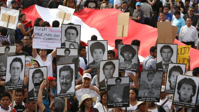 Pueblo peruano indignado sale a la calle a protestar contra el indulto otorgado a Alberto Fujimori