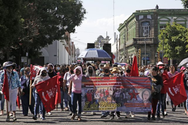 Ambulantes de la 28 de Octubre marchan para condenar violencia contra mujeres