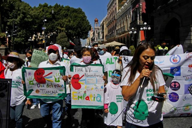 Pacientes renales se manifiestan por desabasto de medicamentos en Puebla