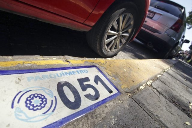 Poblanos desaprueban parquímetros en Centro Histórico; denuncian robo de autopartes