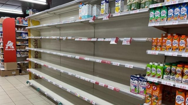 «Excepcional y temporal»: España permitirá a  supermercados limitar cantidad de productos a la venta