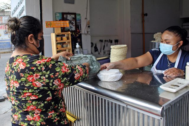 Señora comprando tortillas