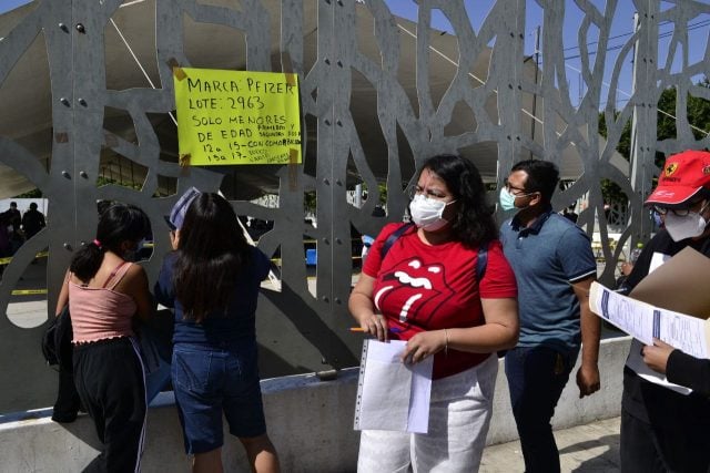 Adolescente poblano, sano, celebra vacunación completa tras proceso legal