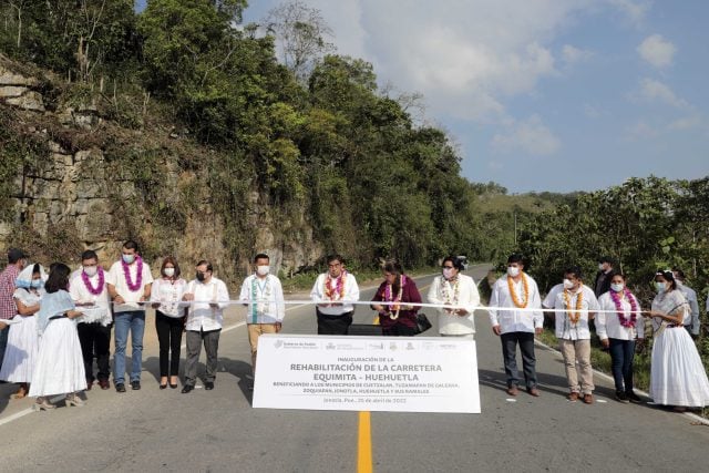 Inaugura Barbosa rehabilitación de carreteras Interserrana y Equimita-Huehuetla