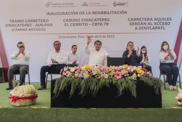 Entrega Miguel Barbosa obras carreteras en Zinacatepec