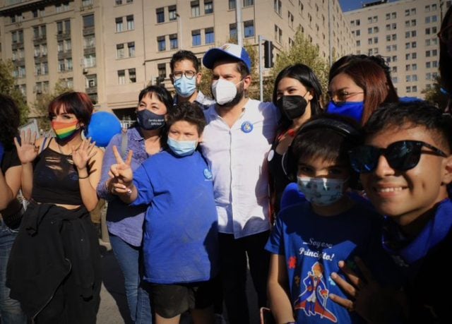 “No están solos, nos comprometernos a trabajar  para poder buscar la mejor legislación que los proteja”: Boric participó de marcha por el Día Mundial de Concienciación sobre el Autismo