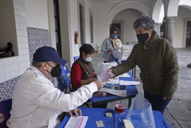 Consulta ciudadana por revocación de mandato inicia con baja afluencia en Puebla