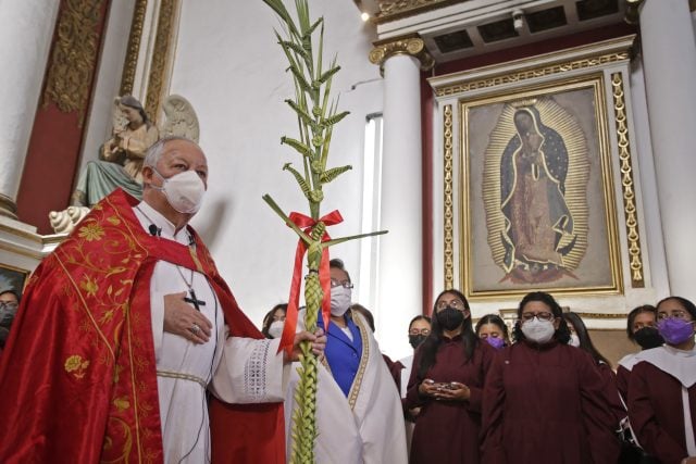 Tras 2 años de pandemia, arzobispo de Puebla reanuda procesión de Domingo de Ramos