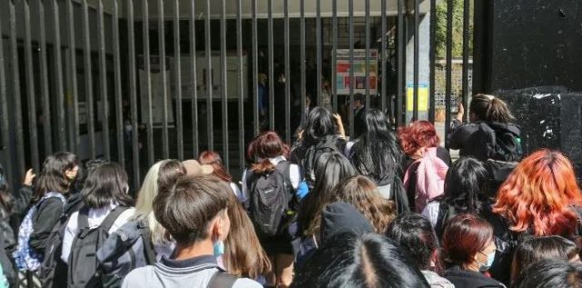 Estudiantes tomaron sede del Instituto Nacional en rechazo a la violencia en los colegios: Dos detenidos y un manifestante terminó con heridas de quemaduras