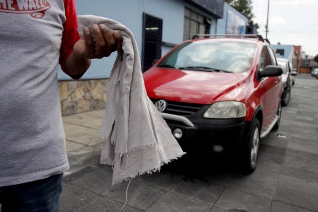 Limitan a 47 plazas para franeleros en parquímetros de Puebla; ONG denuncia opacidad