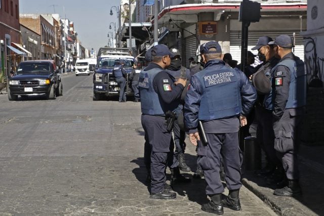 Policías haciendose pato