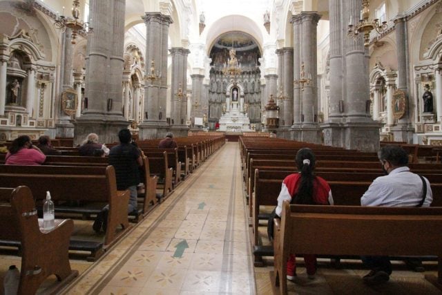 Retoman fieles católicos recorrido del Jueves Santo en Puebla, entre ambulantes