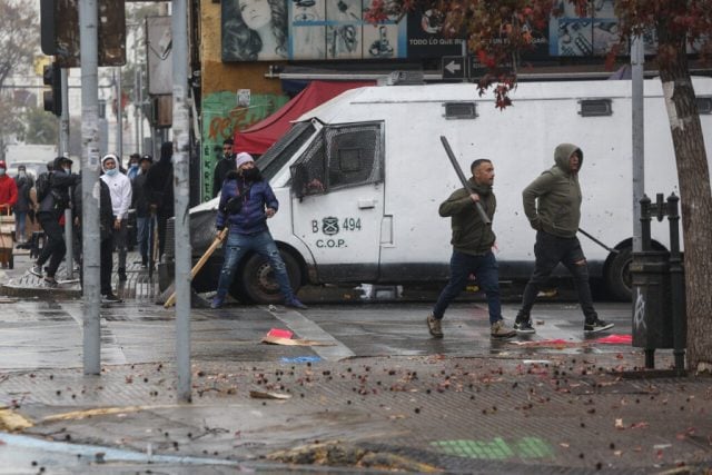 Carabineros reprime nuevamente movilización estudiantil en medio de agresiones de delincuentes en Estación Central