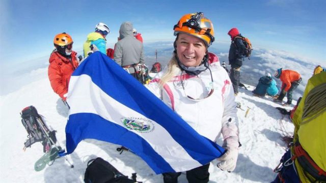 La salvadoreña Arrué conquista el monte Everest