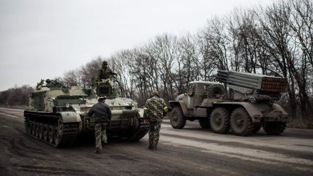 Rusia: batallones nacionalistas de Ucrania siguen usando infraestructuras civiles para desplegar armas pesadas