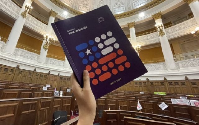 ¿Cuál es la peor mentira que han escuchado sobre la nueva Constitución? El notable «hilo» de Baradit sobre campaña del terror del «Rechazo»