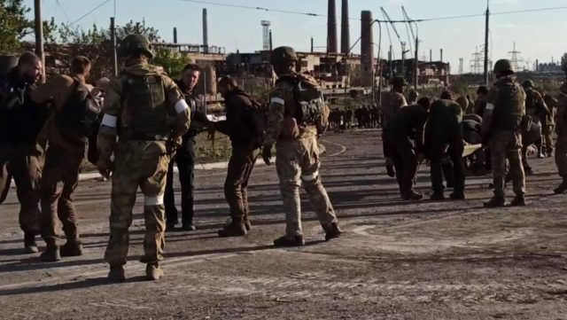 Ministerio ruso de Defensa informa que 265 combatientes del batallón Azov y militares ucranianos de la planta Azovstal se rindieron en un día