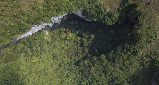 Descubren un socavón enorme con un bosque dentro en un condando chino