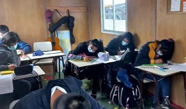 Escuela rural de Chiloé desde el 2013 enseña en containers a la espera de la reconstrucción de un nuevo espacio  