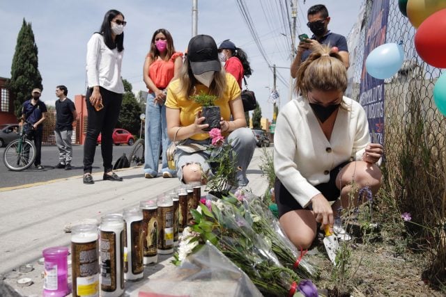 Integrantes Contra la Violencia Vicaria colocan ofrenda a Monzón, la lucha aún no termina