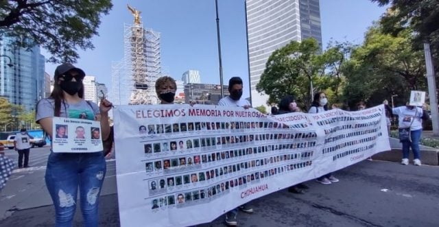 Madres protestan afuera de la FGR