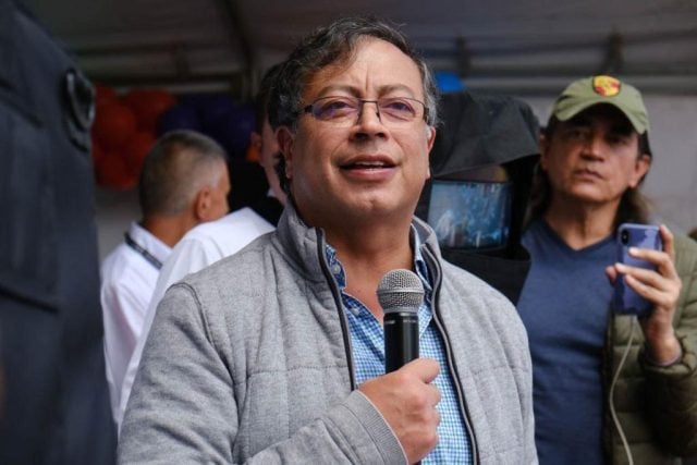 Festeja AMLO con cumbia el triunfo de Gustavo Petro