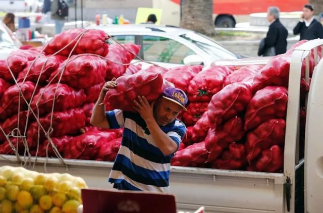 Economista Ramón López y el panorama que viene para Chile: Enfrentar los aumentos de precio del exterior será lo vital