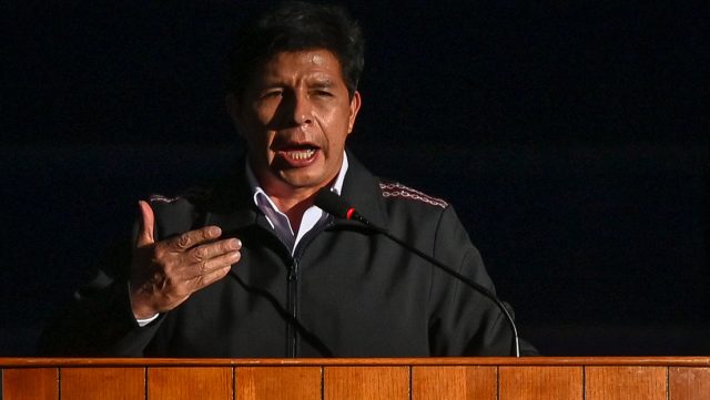 Se agudiza crisis política en Perú; detienen al presidente Castillo