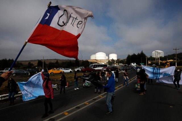 Habitantes de Quintero protestaron frente a Codelco Ventanas por contaminación con dióxido de azufre: «Basta de sacrificar a los niños y la gente del pueblo para que se sigan enriqueciendo»