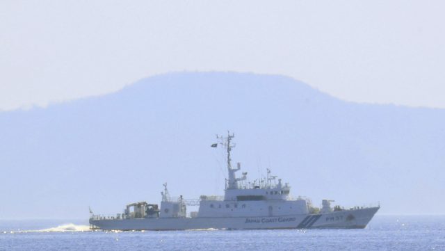 Dos barcos patrulleros hacen presencia en islas en disputa con Japón