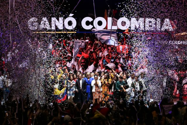 Pueblo colombiano festeja la primera victoria:  Petro