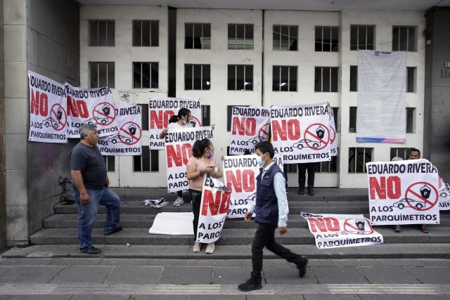 Vecinos de El Carmen llevan protestan contra parquímetros a Segom