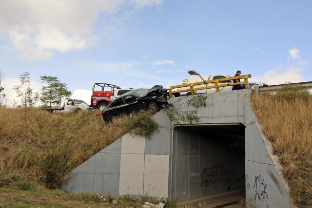 Muere hombre al impactarse en su auto en el Periférico