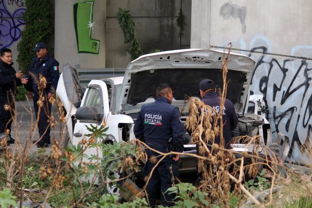 Cae camioneta en Periférico, hay un herido y muere una mujer