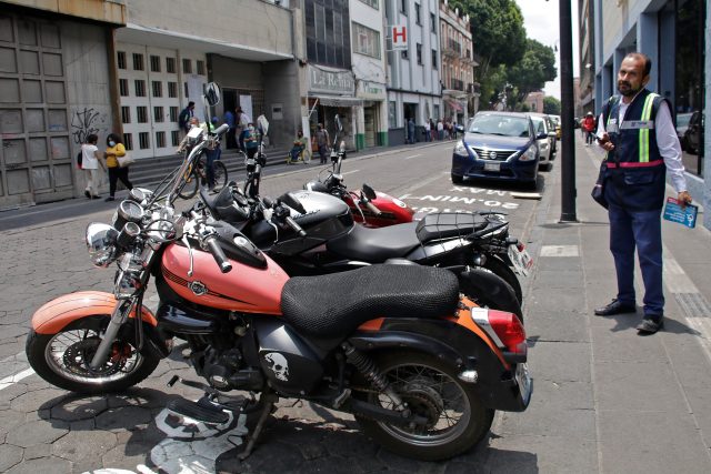 Locatarios y vecinos se suman a amparos en contra de parquímetros del Centro Histórico