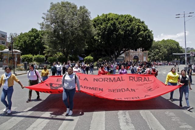 Alumnas normalistas de Teteles acusan a director de ataques físicos y verbales