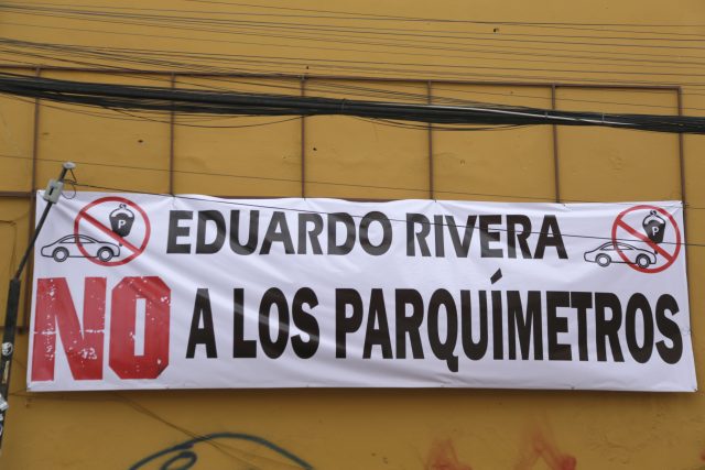 Continúan vecinos con protesta contra parquímetros del Centro Histórico