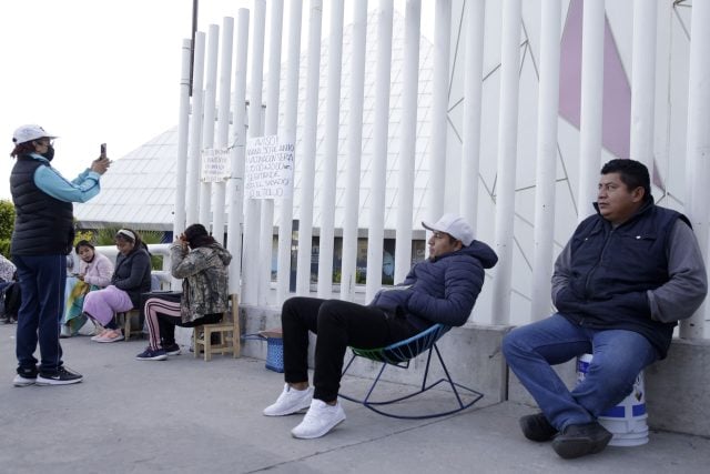 ¡Vigila a tus hijos!, vacunación infantil entre extravíos y cansadas filas