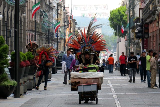 Dejando líneas invisibles en su lienzo, el pavimento, la rueda