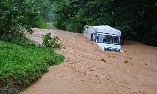 Camión es arrastrado por el río Tonto