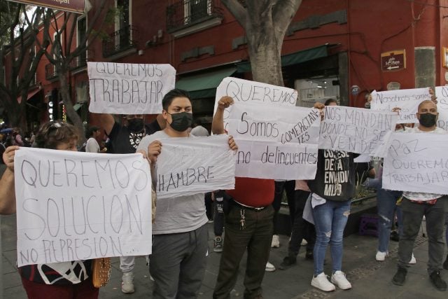 Ambulantes reclaman, por tercer día, permiso para vender en Centro