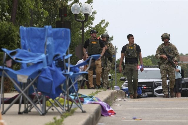 Sospechoso de tiroteo en Chicago disparó 70 veces; confirman 7 muertos