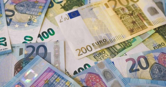 Euro alcanza mismo valor que dólar