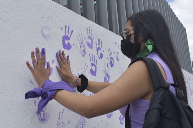 Con manos moradas, colectivo denuncia subregistro por feminicidios