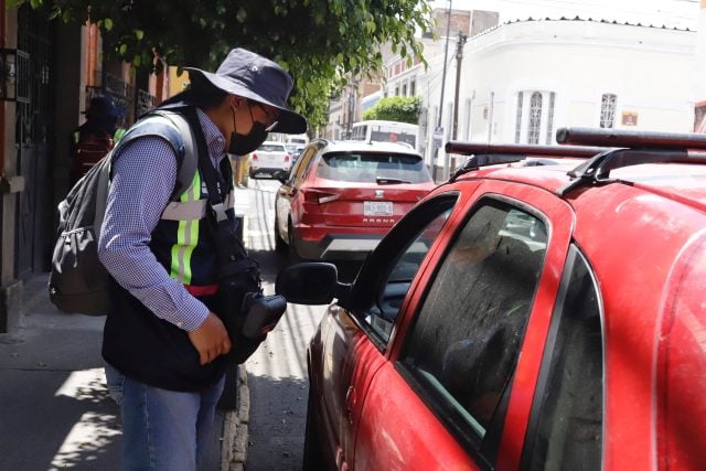 Autos sin placas en zona de parquímetros ¡al corralón!