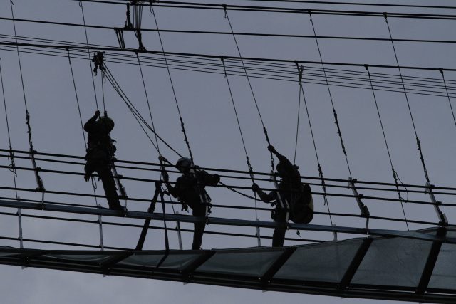 ¡Cuidado!, caen pedazos del puente de cristal más grande de Latinoamérica en Puebla