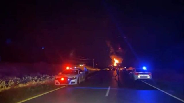 Grupos delictivos incendian tractocamión en Zacatecas, bloquean carretera